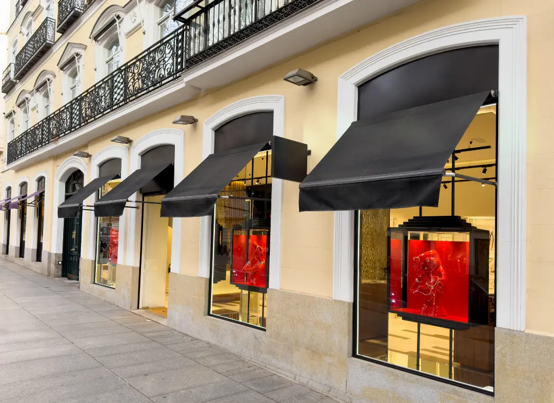 Façade vitrine de magasin en aluminium sur mesure à Tournefeuille